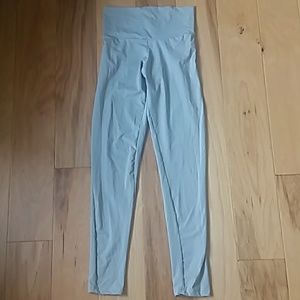 NWOT Acai Berry Fashion drifit leggings Lt Gray